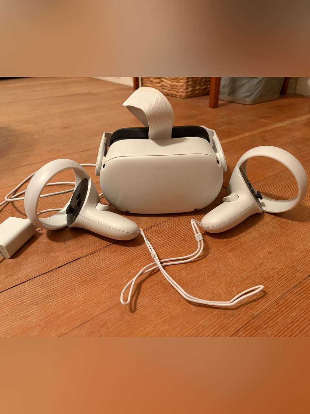 Standalone White VR Headset with Motion Controllers